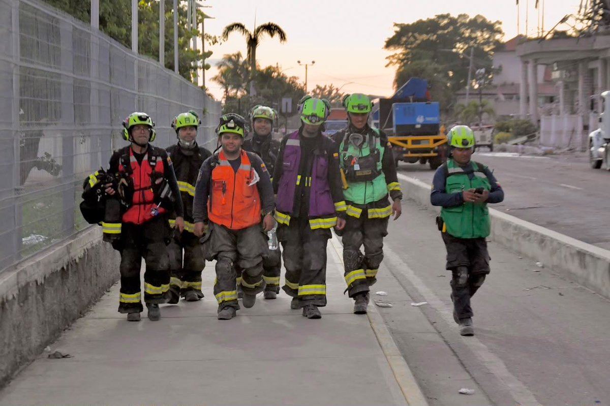 UNGRD's tweet photo. #EsNoticia| Consulado de Colombia activa red de apoyo para colombianos afectados por el sismo en Venezuela

● El Consulado General de Colombia en Caracas habilitó un centro de acopio y una línea de atención para asistir a los colombianos afectados por el sismo.

● El equipo USAR COL-1 completa más de 60 horas de operaciones en La Guaira y continúa la búsqueda de sobrevivientes tras rescatar con vida a un menor de 11 años.

● El Gobierno nacional prepara un nuevo vuelo humanitario con Asistencia Humanitaria, medicamentos y bienestarina para fortalecer la atención a
las comunidades afectadas.

#UnidosPorVenezuela