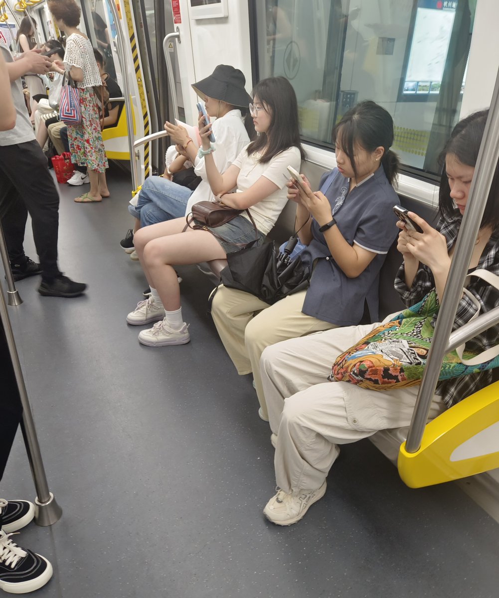 swinglifeaway88's tweet photo. My morning commute used to be a rushed mess with a packed subway. Now I bike along tree-lined streets, and start each day with fresh air and energy – small changes make big differences. https://t.co/VmBzlu4S1T