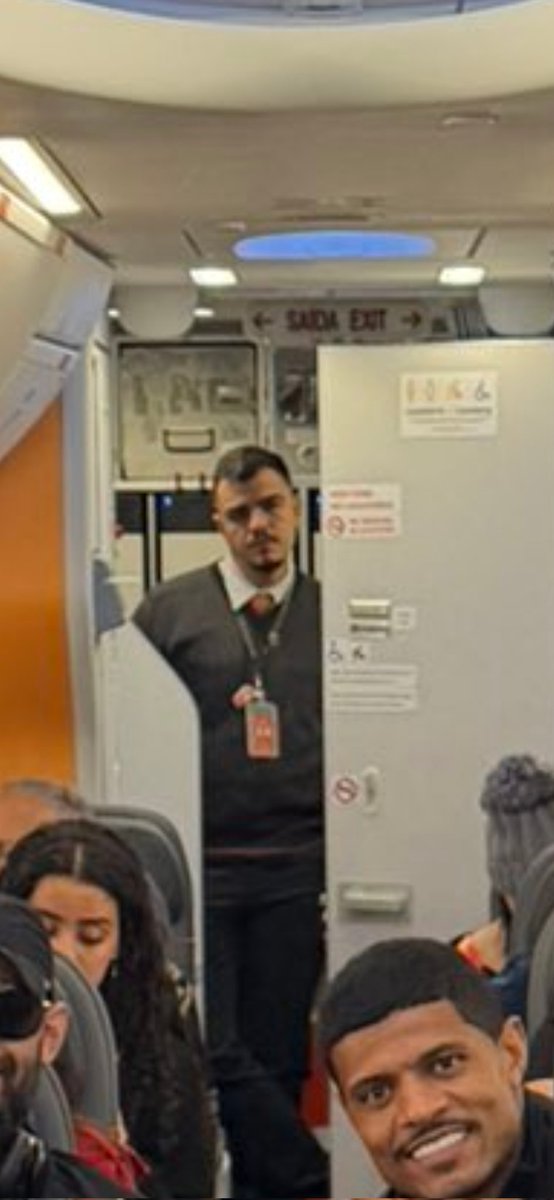 CarlosASB27's tweet photo. @SantaCruzFC Será que essa empresa de aviação está a 2 meses sem pagar? Olha a cara de felicidade. https://t.co/DmiV0Bb2oF