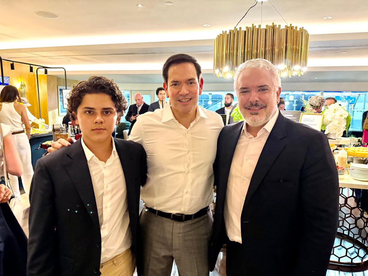 RevistaSemana's tweet photo. El expresidente Iván Duque con su hijo Matías y el secretario de Estado de Estados Unidos, Marco Rubio, en medio del partido de Colombia contra Portugal. El exmandatario también compartió con el presidente de la Fifa, Gianni Infantino, Ramón Jesurún y el alcalde de Miami, Francis Suárez. https://t.co/9Xgps79i8O