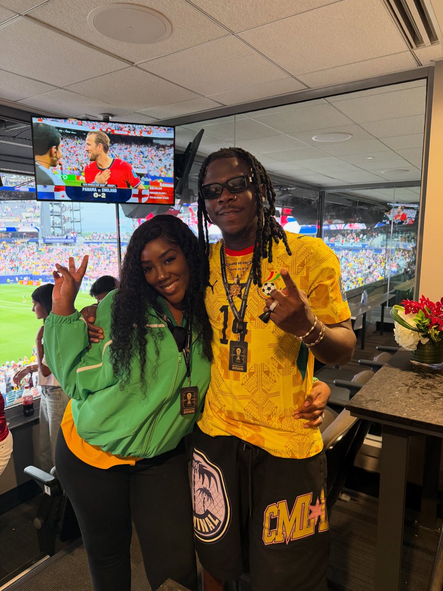 richdudegh_'s tweet photo. Stonebwoy and his beautiful wife, Dr. Louisa, enjoyed the Ghana vs Croatia match from the luxurious President’s Club / Presidential Suites at Philadelphia Stadium. 🇬🇭❤️ https://t.co/GklQSHBkMm