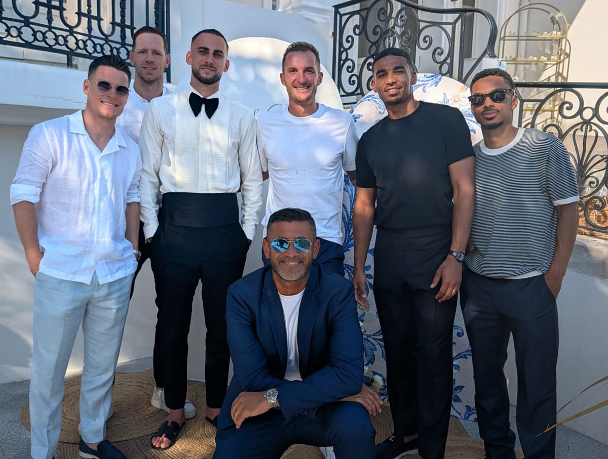Direct__Racing's tweet photo. 🫂 Des anciens Strasbourgeois se sont retrouvés pour le mariage de Lucas Perrin ce week-end ! 

Photo partagée par notre consultant Mohamed Siaaliti en bonne compagnie ! Kévin Gameiro, Matz Sels, Lucas Perrin, Dimitri Liénard, Alexander Djiku et Colin Dagba 💙🤍

#RCSA #LiveRCS https://t.co/7hHF1gTLgd