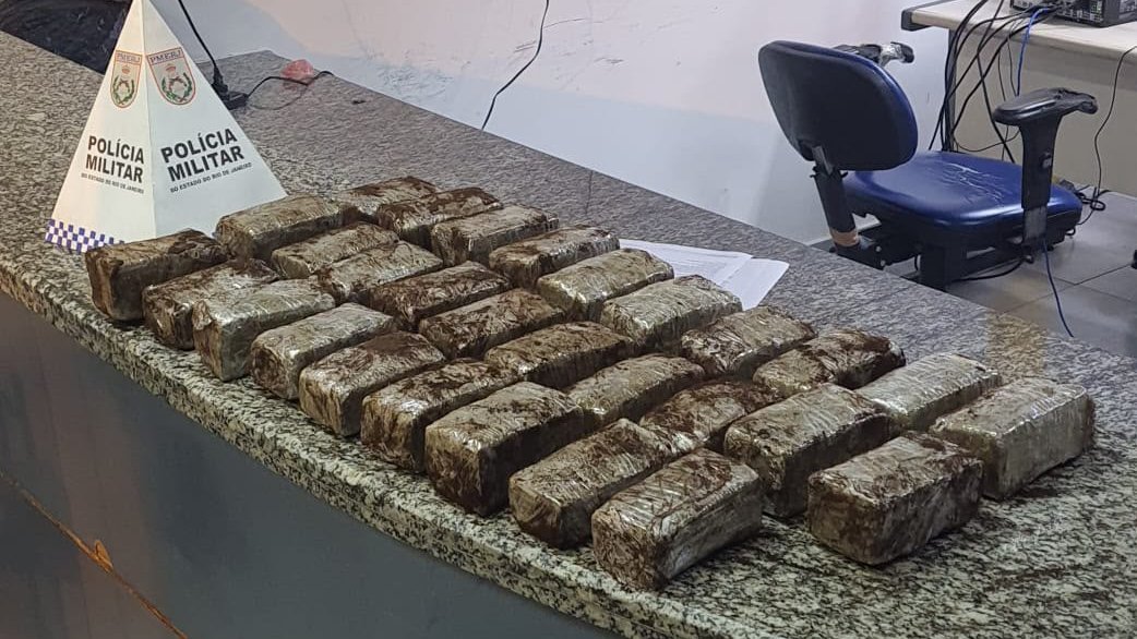 PMERJ's tweet photo. 🚨Policiais do #BPRv prenderam uma criminosa por tráfico de drogas na RJ-142, altura de Figueira Branca, em Casimiro de Abreu.
Na ação, foram apreendidos 29 tabletes de maconha, totalizando aproximadamente 6 kg.
#ServireProteger https://t.co/4PwSNJpaHI