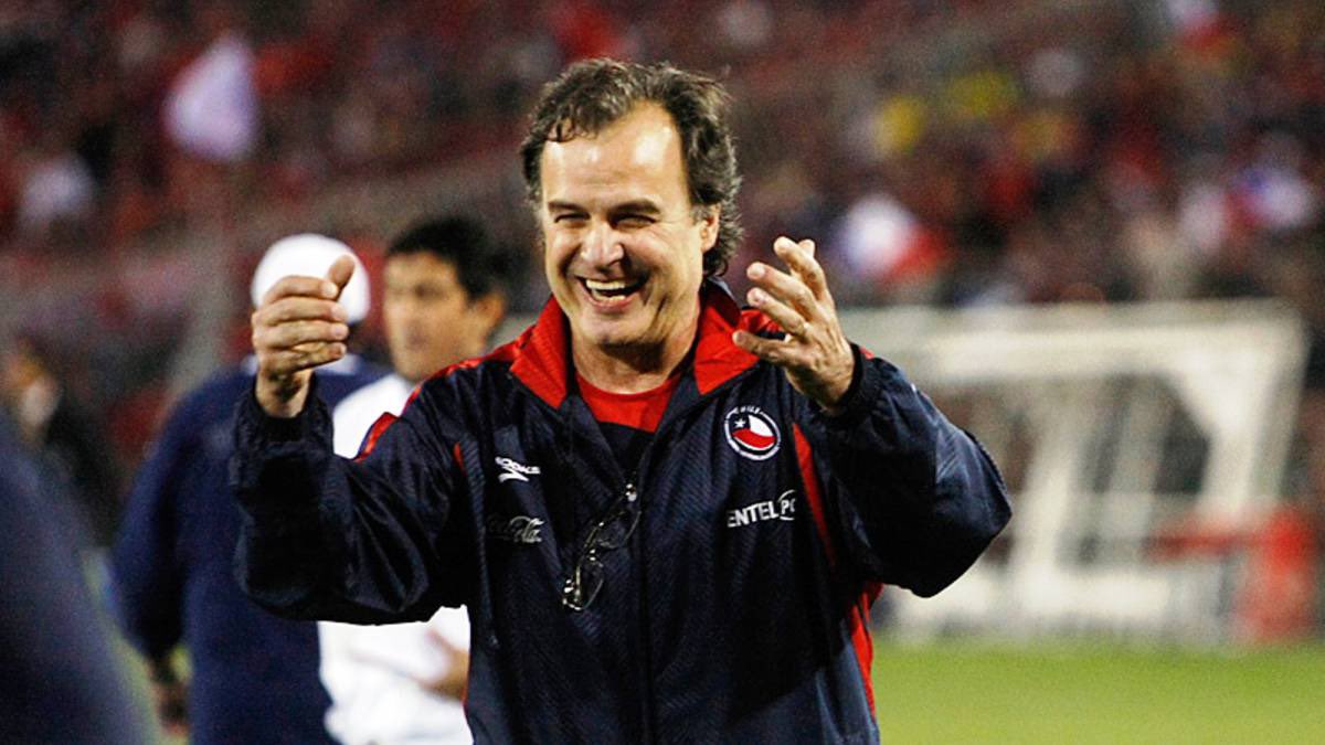 mrhitchcok's tweet photo. Todos los equipos y países que tienen historias de resilencia, que tenían mucho que ganar y nada que perder  aman a Marcelo Bielsa.
Chile
Newell’s
Espanyol
Vélez
Leeds United.
Entre otros.
Ninguno de ellos te va decir una sola palabra de Marcelo Bielsa que no sea de agradecimiento, alegría y mucho respeto.
Luego están los otros clubes y países que solo buscaban desesperadamente el éxito pasado o reciente y que en su frustración lo terminaron odiando.
Y bueno, también  ahora aparecieron estos pelotudos que están de moda y que ven en todo una grieta ideológica. Que tratan siempre como sea de arrimar cualquier cosa a su mísero rincón de pensamiento oblicuo.
Como vemos con el hate a Bielsa que nace de los fachos más vomitivos que existen.
Hay muchos entrenadores llenos de copas y éxitos que felices darían todo eso con tal de sentir por un segundo el respeto, coherencia y compromiso de este sabio entrenador de fútbol y de la vida también.
Yo milito en el 
MARCELO BIELSA FC. 
Por siempre y para siempre.