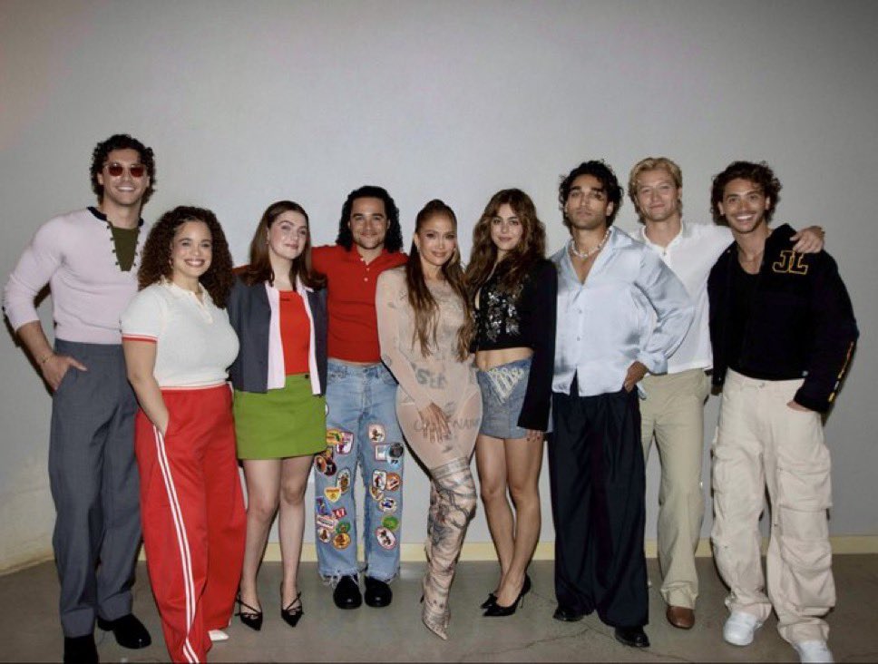offcampusbra's tweet photo. O ELENCO DE OFF CAMPUS COM A JLO! 🔥 https://t.co/o6kq1wbky6
