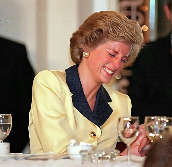 _GRWDC's tweet photo. desculpe falar mas o sorriso é quase idêntico. ele é a reencarnação da princesa diana porra https://t.co/EihMDMzABO