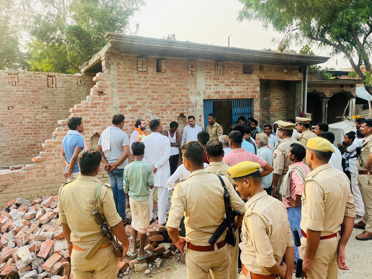 SatishSharmaBBK's tweet photo. विधानसभा दरियाबाद अन्तर्गत ग्राम बक्सी दास पुरवा निवासी भोला रावत जी के 12 वर्षीय सनोज की दीवाल गिरने से अत्यंत दुखद निधन की सूचना मिलने पर उनके परिजनों से मिलकर शोक संवेदना प्रकट किया।प्रभु श्री राम से प्रार्थना है कि दिवंगत आत्मा को अपने श्री चरणों में स्थान दें एवं परिजनों को दुख की इस घड़ी में संबल प्रदान करें ।
ॐ शान्ति शान्ति
@narendramodi @AmitShah @JPNadda @NitinNabin @myogiadityanath @kpmaurya1 @brajeshpathakup @blsanthosh @sunilbansalbjp @mppchaudhary @CMOfficeUP @UPGovt @BJP4UP @BJP4India
