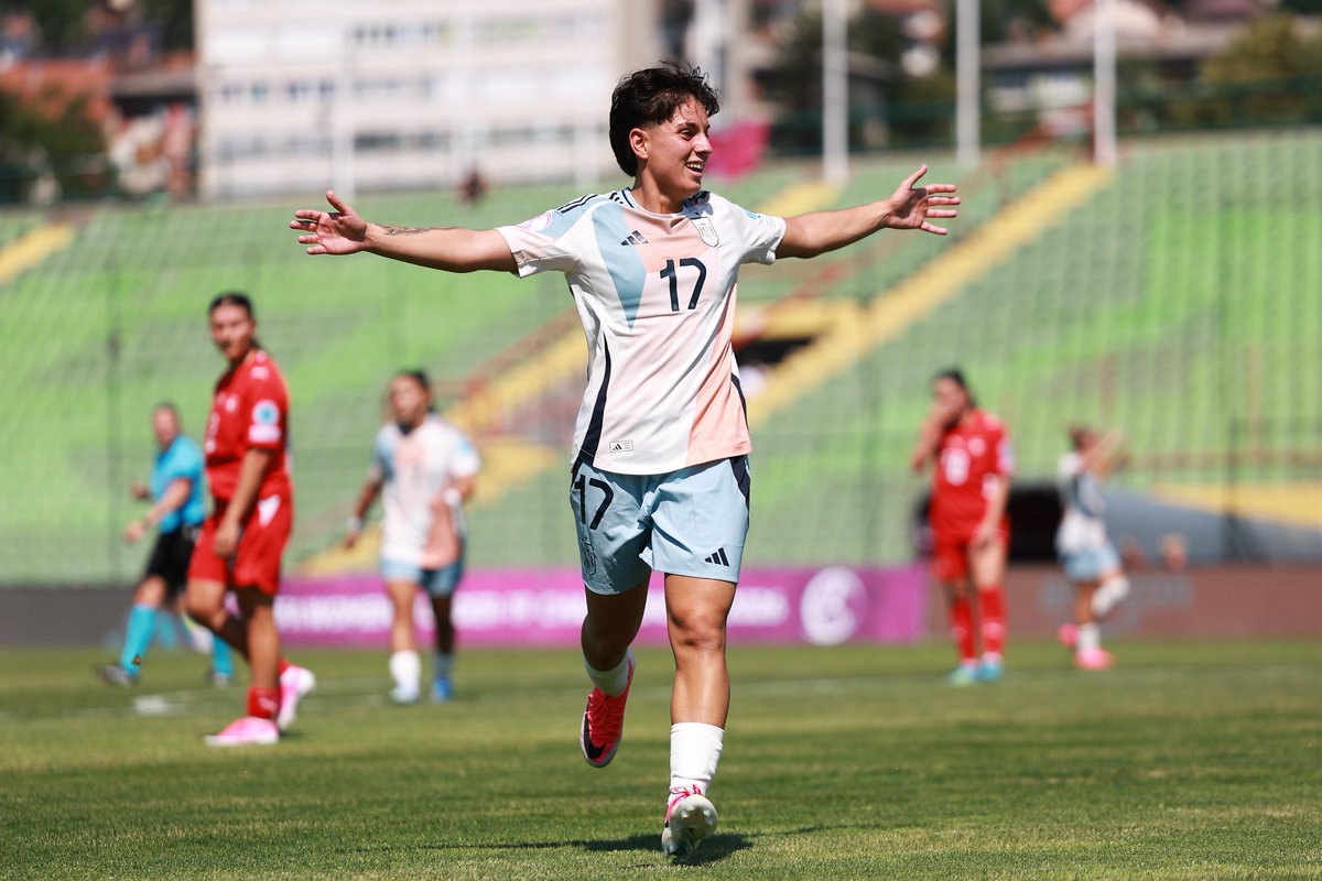 SEFutbolFem's tweet photo. 📸 Os dejamos con las mejores fotos del debut de España.

Galería completa: https://t.co/jeTdqVIweT

#U19WEURO | #NuestraBase https://t.co/1pl648ikvc