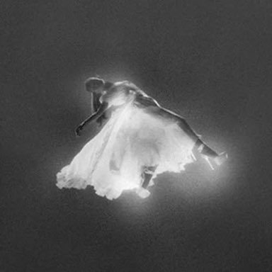 acervogrande's tweet photo. a capa sendo ela e o vestido formando uma flor CINEMA https://t.co/5OlOrHvaok