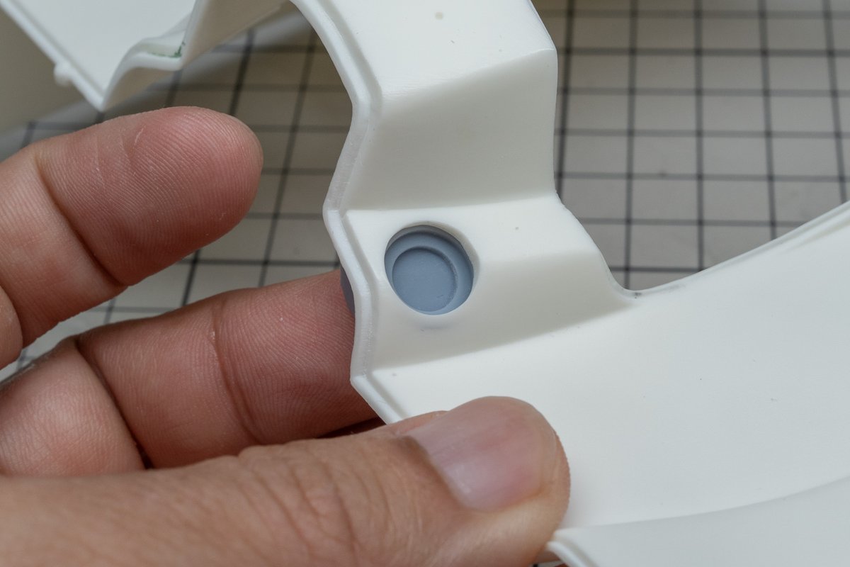 capilotz's tweet photo. パーツの下処理中に給油口パーツが片方ないことに気づきました。ガレキでパーツ請求するのもだるいのでさくっと3Dプリントしました。
#PEUGEOT905 #MFH #scale112 #LeMans24 https://t.co/h7lJxP2D7q