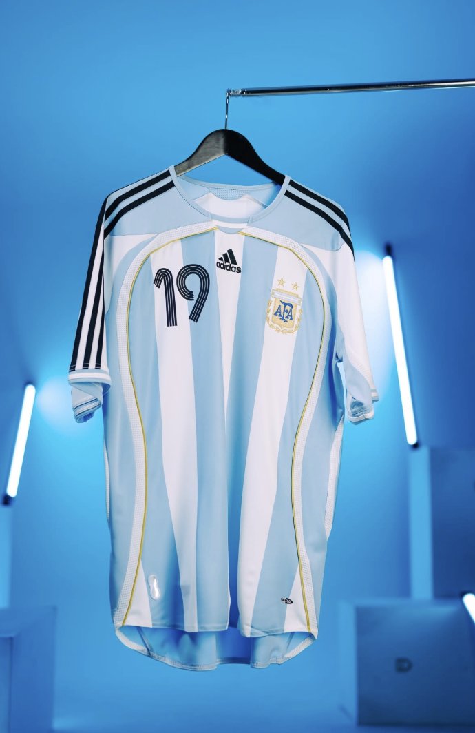 sneakerhuddle's tweet photo. Ad: 20% off Lionel Messi White Argentina National Team 2006 Bringback Home Jersey

https://t.co/6fWxJHO2mt https://t.co/YpgjUTagU4