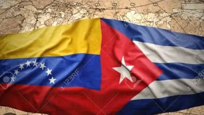 saritza8502's tweet photo. Venezuela tembló.Y desde Cuba, el alma se nos fue para allá sin pedir permiso. No hicieron falta imágenes. Bastó sentir el piso que se abre, el instante en que la vida se reduce a un solo pensamiento,agarrar a los hijos y correr. Venezuela, aquí estamos contigo.#VenezuelaYCuba https://t.co/yLY9OOsFnE