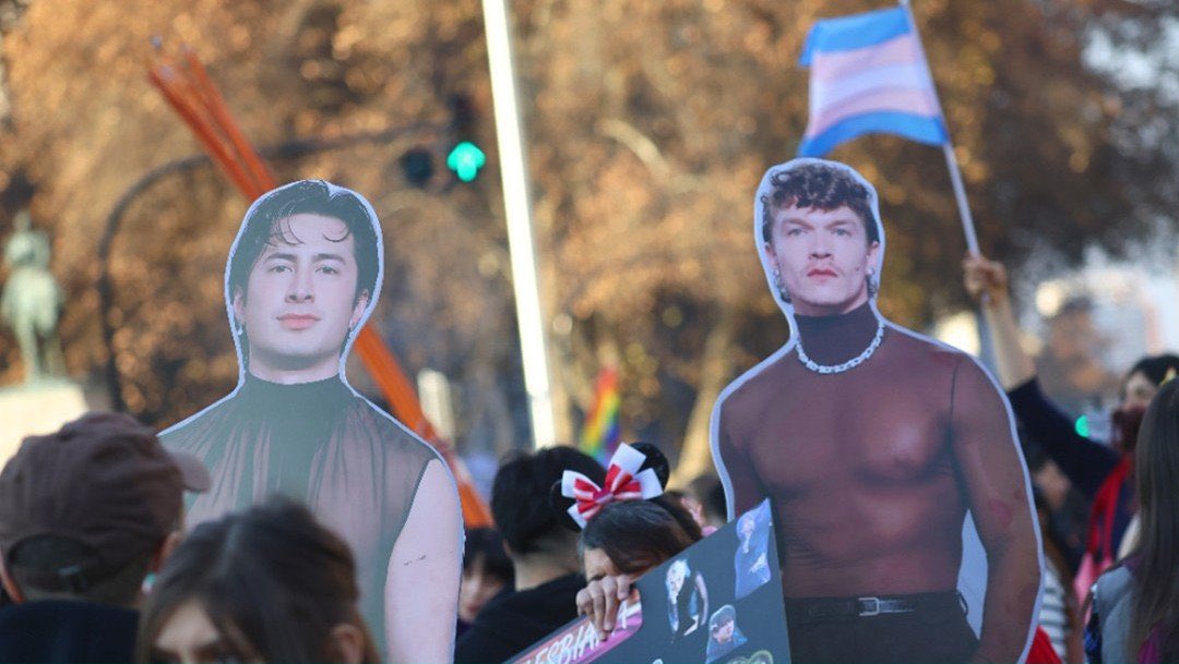 hudsonwonline's tweet photo. Fans with Hudson Williams banners spotted at Pride in San Francisco, Milan, and Chile this weekend! 🏳️‍🌈 (via MariiiMore, rozadyke, sunflowererika9 and  nOntantObene) https://t.co/E7Sumb9iL5