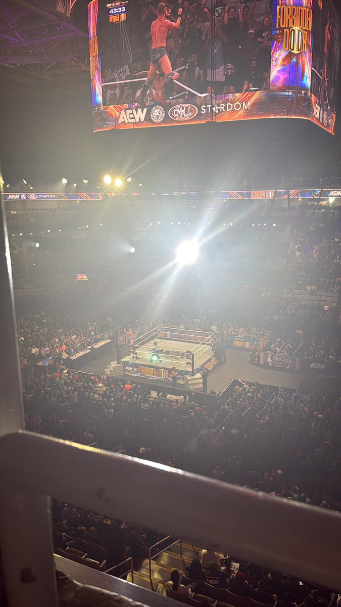 ChicoH51's tweet photo. @AEW can we turn down this light right in my eye?!?!? Jesus! Going blind here https://t.co/6E2GuY95nH