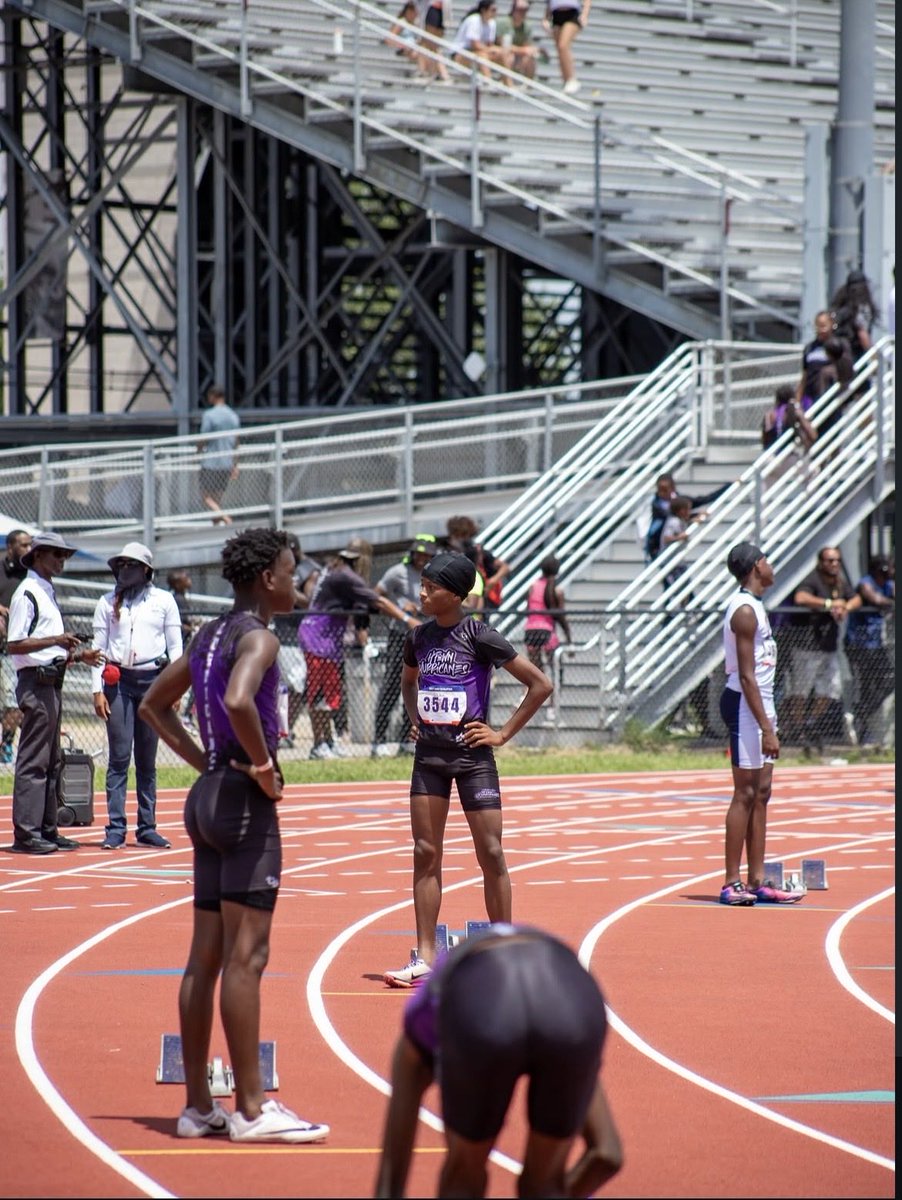 CaydonEvan89087's tweet photo. Be for the 400m 🔥🔥🔥 https://t.co/Oh1HCLvQu5