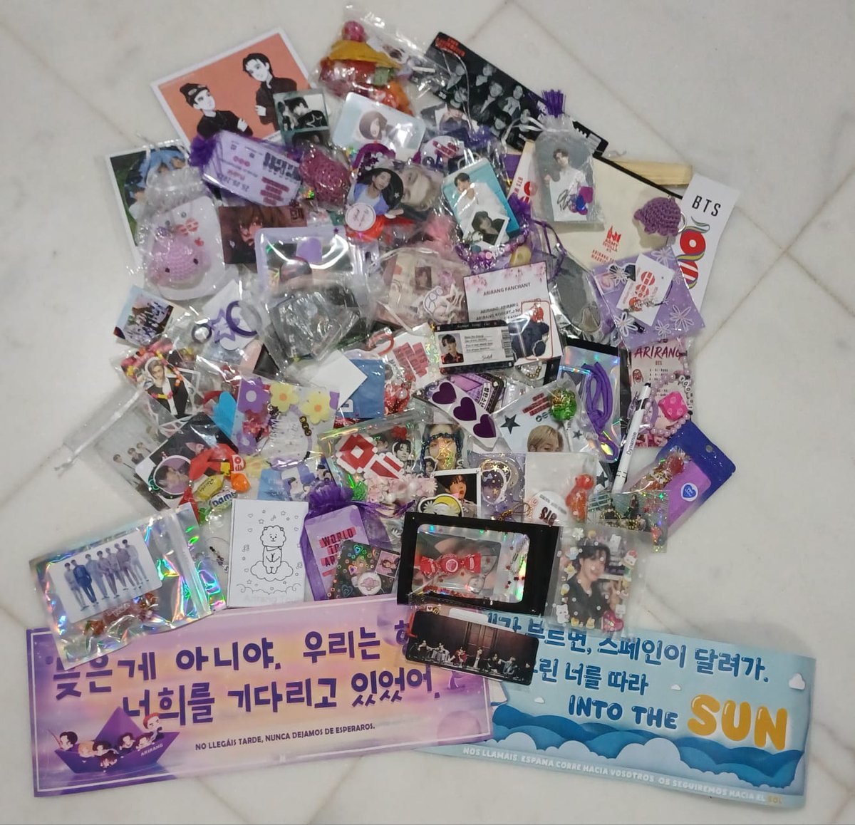 BTSSugaSpain's tweet photo. El 90% de esos freebies me los dieron mientras repartía los baners, aunque yo insistiera q eran completamente gratis y no tenían q darme nada a cambio

Igual les pasó a mis amigas/voluntarias repartiendo

La cantidad de gracias q recibimos, de cariño

Madrid fue una fiesta ARMY https://t.co/pOKhcClmYo