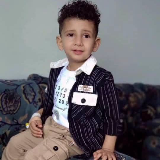 ALyemennow's tweet photo. وفاة الطفل محمد أكرم المحرسي اختناقًا بفص ثوم في صنعاء، بعد تنقله بين عدة مستشفيات (ناصر، الثورة، النور، الحمد، نصير) التي اعتذرت عن علاجه لعدم توفر جهاز المنظار.

رغم محاولات الإسعاف المتكررة، فارق الطفل الحياة داخل سيارة الإسعاف أثناء نقله، مما أثار غضبًا واستياءً واسعًا من ضعف الخدمات الصحية وعدم توفر التجهيزات الأساسية في المستشفيات.