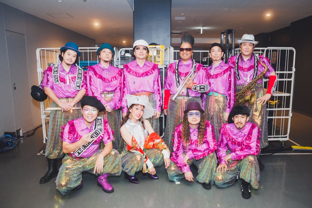 DrShirane's tweet photo. NEW CHAPTERツアー千秋楽、開演直前に集合写真撮っていただきました。

オートクチュールなこの衣装も素晴らしかった。特にパンツが凄い好き。シルエットも素敵で、穿いてて気持ち良かったっす！
ありがとうございます！

#ENDRECHERI #エンドリケリー #バンド

©️冨田味我
@shirivasta_miwa https://t.co/McOJrNISLT