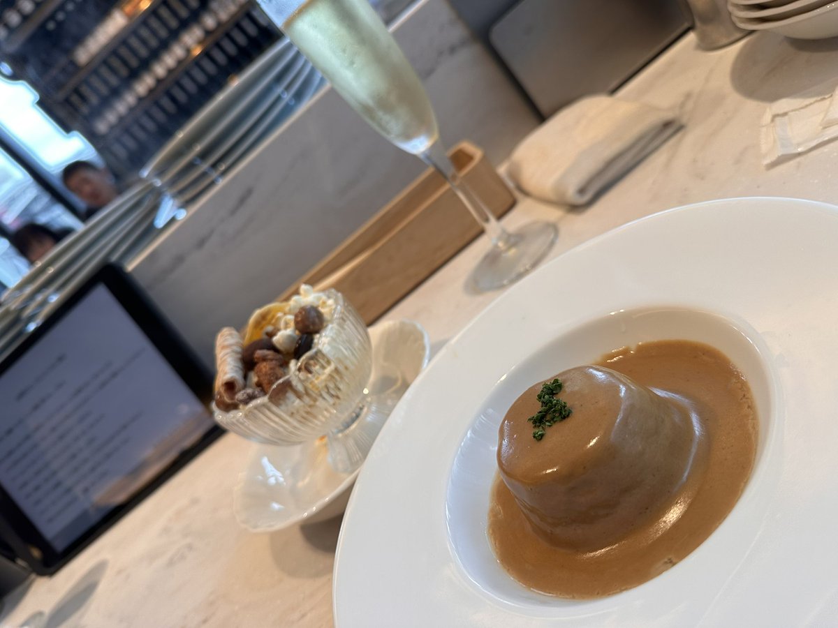 ConetCC's tweet photo. 大阪2日目。
朝はディレ・トリオと腸活モーニング🍽️

その後は学生時代のゼミ仲間と再会。「久しぶり！」なのに、タイムマシーンに乗ったみたいに、一瞬であの頃の空気に戻る。「昨日も一緒にいたよね？」ぐらい心地よい。

彼女はこの秋、国家試験に挑戦するらしい。チャレンジし続けているお仲間がここにも♡

帰りの新幹線ホームではドクターイエローにも遭遇✨「サイコーの大阪旅だったね」って言われた気がした🚄💛