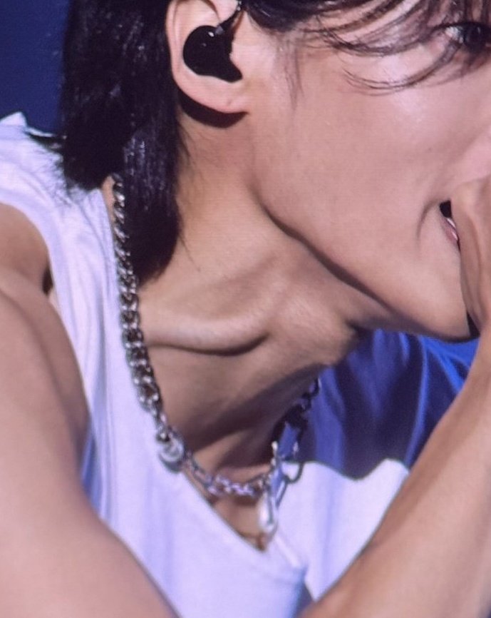JWYcomfort's tweet photo. The neck vein with that perfect jawline .....🤌🏻 https://t.co/ornu9EbILX