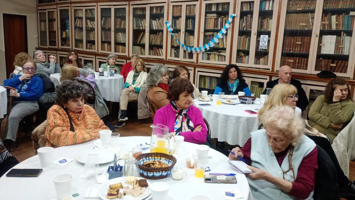 AcsMoron's tweet photo. Acompañamos a nuestro "Colaborador de Honor" Alejandro Fensore en "Merienda con la historia" realizada en la Biblioteca Popular D.F.Sarmiento de Villa Urquiza. 
¡¡¡Felicitaciones!!!! https://t.co/9SU0n98iSI