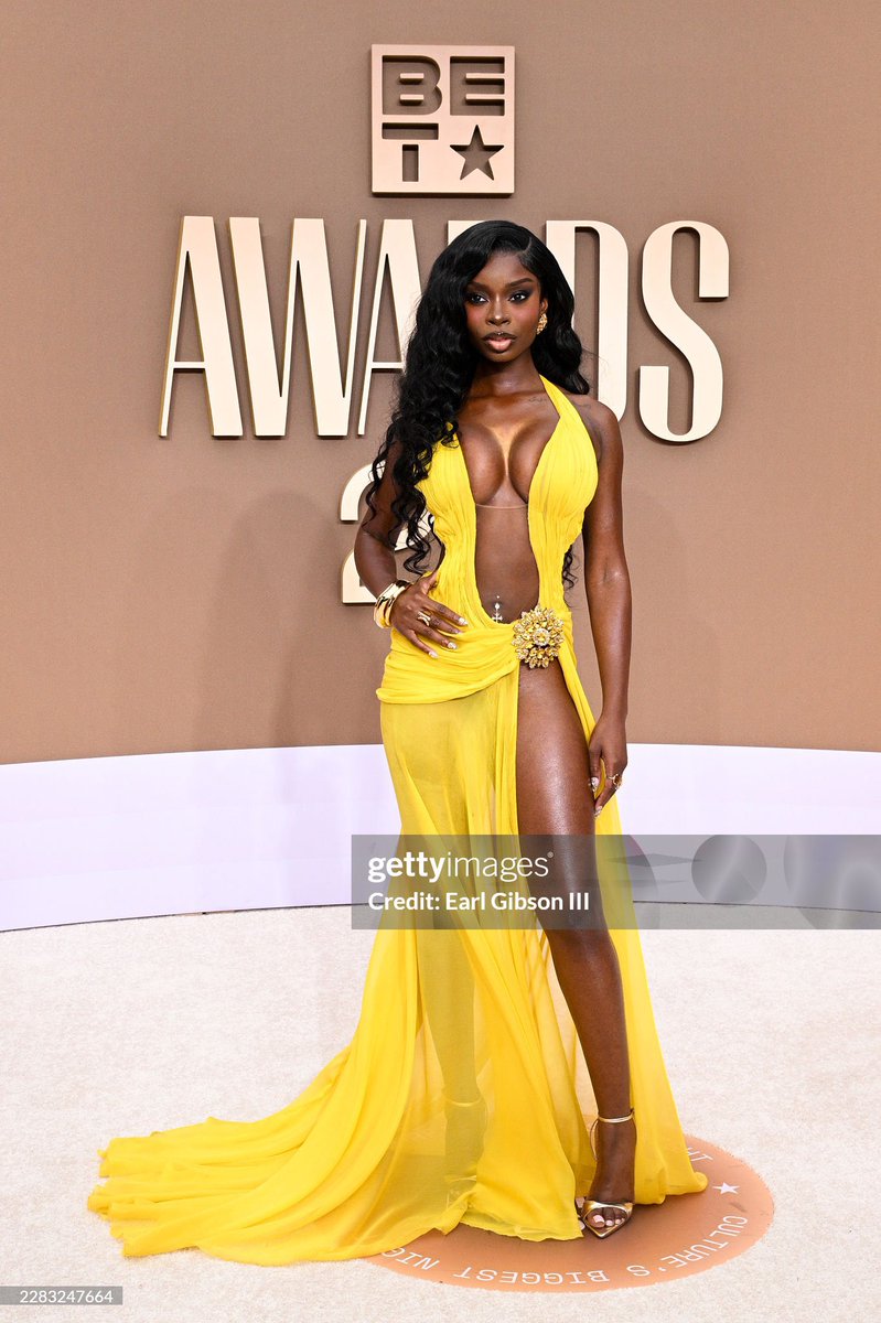 queensee3's tweet photo. When your highlighter matches your shoes>>> https://t.co/zKbRHF9O8T