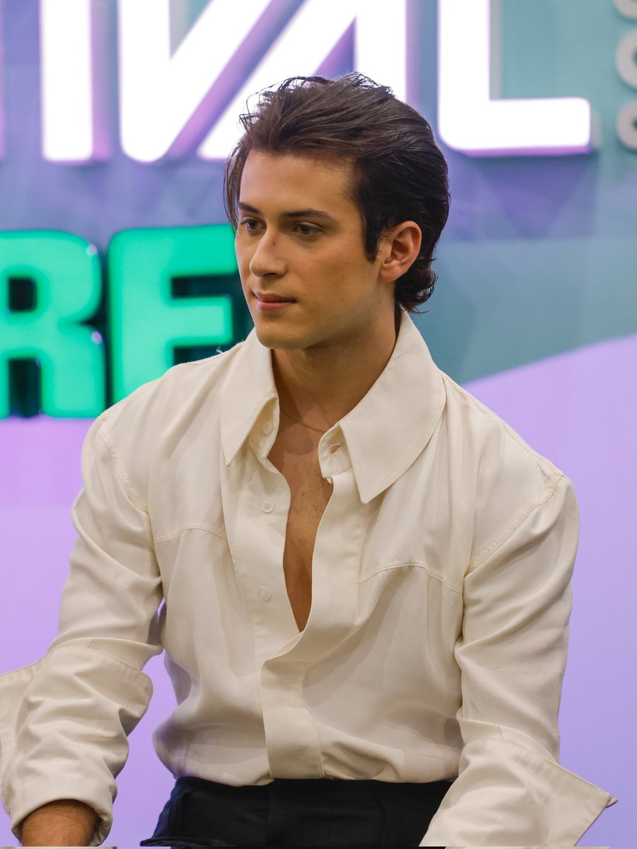 ALEJST4R's tweet photo. prince eric!! ♡👑 https://t.co/HtuNW9sa3y