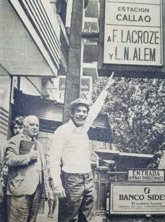 BsAs_recuerdo's tweet photo. De visita en Buenos Aires en 1980, el actor mexicano Ramón Valdéz señala el ingreso a la estación Callao de la línea "B" de subterráneos. Con su personaje "Don Ramón" de la serie televisiva "El Chavo del 8", fue muy popular en Argentina. https://t.co/MaIiGuy8nW