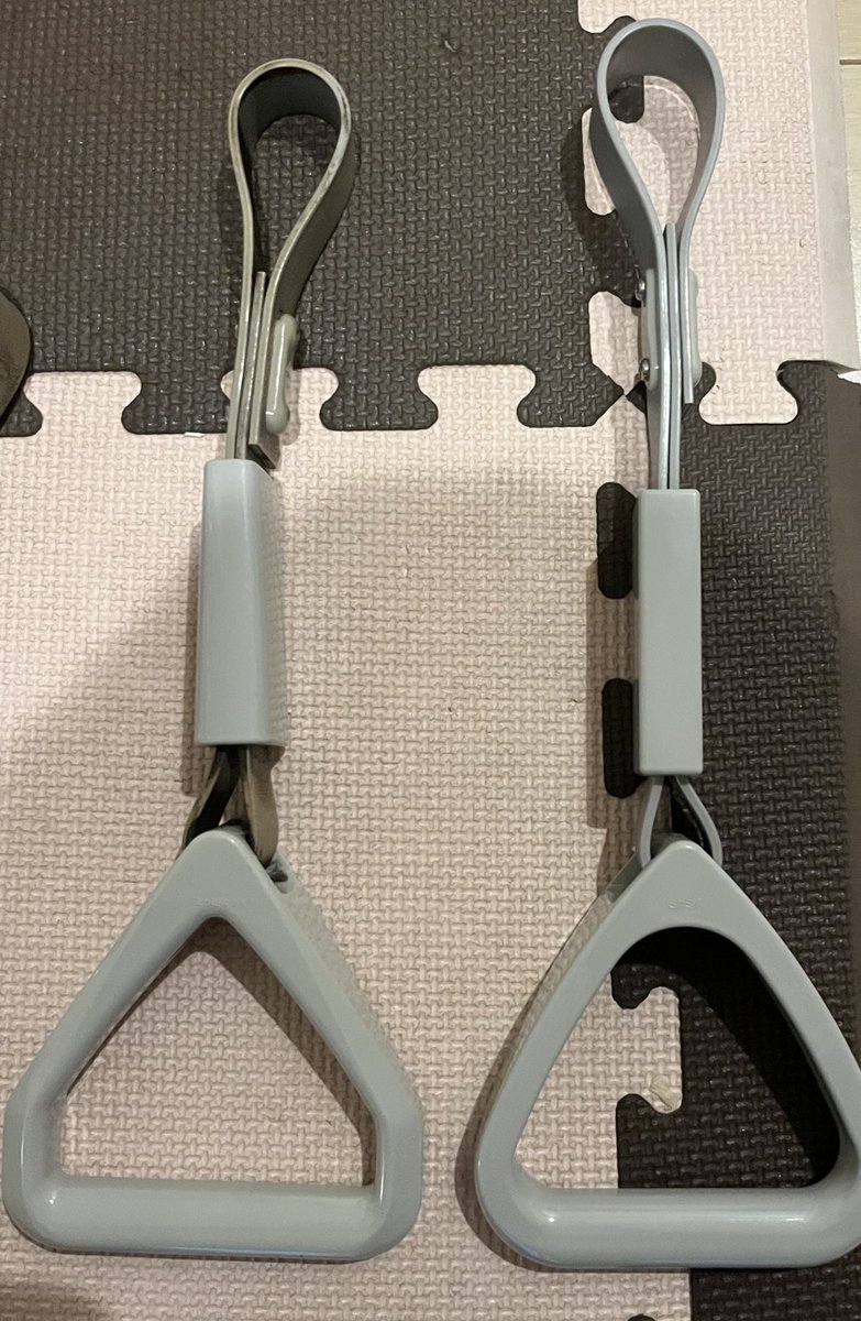 SERIES_E26's tweet photo. ふと思い立ったので比べてみた

209系列のつり革と都営10-300形のつり革の長さがなんとなーく似てたので並べてみました。

ベルトの長さが微妙に違う！

#209系　#鉄道部品 https://t.co/9mxOAKbfFl