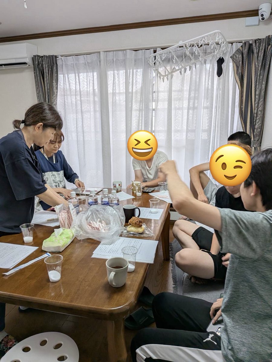 BeginKasugai's tweet photo. 昨日は月に一回の子ども会議でした👦

最近はジュース、エナジードリンクなどを摂りすぎていると感じているので、ジュースの中身はこんな感じだよ。と簡単な実験をしました。
ほぼ砂糖、、、、、
これを機に飲む量が減るといいなー

#自立援助ホームBEGIN
#高校生男子 https://t.co/AlCBKhCncv