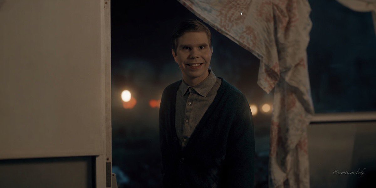 _gabimd's tweet photo. 📺 From – S04
📍 Globoplay
🎭 Terror 
⭐ Nota: 7,5/10

Sei que é uma série de mistério, mas esperava mais respostas (ou pelo menos um season finale mais impactante). Os fillers continuam irritando e os personagens seguem tomando decisões burras. Ainda assim, boa temporada 👻🕯️ https://t.co/R9cYQwyufK