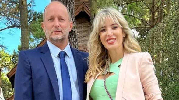 betovaldez's tweet photo. Insaurralde-Cirio: por qué hay tanto silencio entre libertarios, el PRO y los radicales 

El negocio del juego en la provincia de Buenos Aires es el verdadero nudo que ata de manos a todo el arco político frente a los escandalosos videos de Martín Insaurralde y Jesica Cirio. 

El silencio sepulcral del PRO, el radicalismo y La Libertad Avanza no se debe a que nadie quiere tirar de ese hilo porque implica chocar de frente con muchos intereses cruzados. 

Salir a denunciar agresivamente los bolsos de dólares del vestidor significaría dinamitar los negocios y el financiamiento compartido en el juego o en la Legislatura bonaerense como quedó exhibido con el caso Chocolate Rigau. 

Los zares de la timba bonaerense no pertenecen a un solo partido; son los financistas transversales que conectan las cajas de la política con el blindaje judicial y mediático.
Daniel Mautone, dueño de los bingos de Chivilcoy y Victoria, ha sido históricamente el principal puente económico de Insaurralde, además de ser el nexo que lo unió con Cirio. 

El problema para el PRO bonaerense es que Mautone no opera solo en el peronismo; comparte sociedades y desarrollos inmobiliarios multimillonarios con figuras centrales de la oposición.

Por el otro lado aparece Daniel Angelici, el "Tano", socio histórico de Mautone en los bingos de Pergamino y Ramallo, y un invitado de honor que se sentó en la mesa principal del casamiento de Insaurralde y Cirio. Angelici es el armador en las sombras y el mayor aportante de campaña de la Unión Cívica Radical y de sectores del PRO de Mauricio Macri. 

Cuestionar el origen del dinero termosellado obligaría a auditar las prórrogas de licencias de tragamonedas y el flujo de efectivo que sostiene las estructuras territoriales y los comités opositores en toda la provincia. Ningún radical ni dirigente del PRO va a escupir el asado de quien financia sus armados electorales.

Esta red de complicidades también paraliza a los libertarios por razones de estricta supervivencia institucional. 

El entramado del juego y el poder político de Insaurralde se ramifica de manera directa hacia la Universidad de Lomas de Zamora, controlada por Diego Molea. Molea opera en la justicia en alianza directa con Juan Bautista Mahiques.

Para el gobierno nacional de Milei, mantener una relación pacífica con Mahiques y el entorno judicial es un activo vital para avanzar con la designación de jueces y las reformas penales en los tribunales federales. 

Atacar las cajas del juego que alimentan a estos operadores congelaría la agenda judicial del oficialismo nacional.
En la provincia de Buenos Aires, el juego legal y clandestino funciona como una mesa compartida donde todos los sectores políticos tienen una silla asignada. 

Levantar la alfombra de los millones de Insaurralde es inviable también para el armado de LLA ante las recurrentes versiones sobre el supuesto financiamiento que recibió de esas cajas en la campaña de las PASO 2023.
