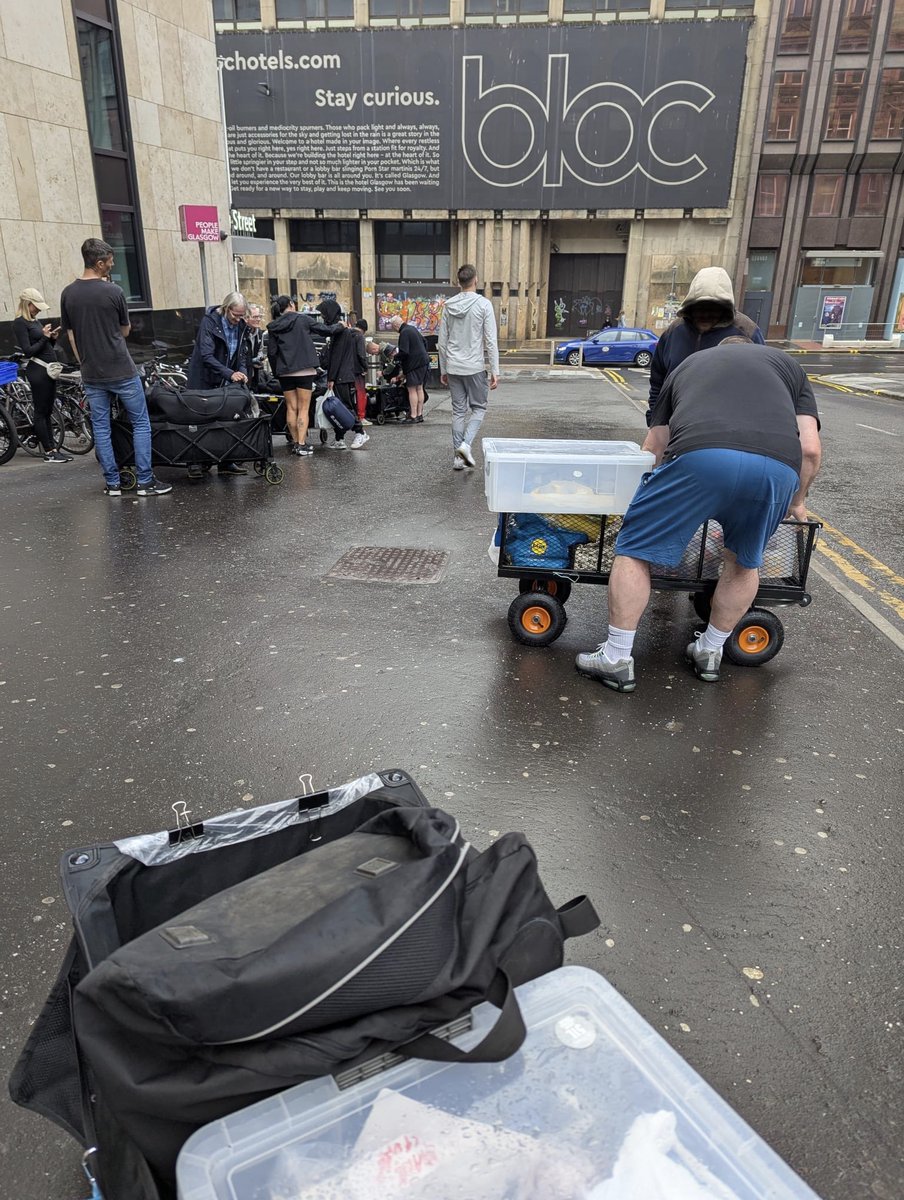 Invisiblesthe's tweet photo. A really busy night for our team of dedicated volunteers who supported 48 souls in and around the streets of Glasgow city centre.

Each person received a hot bite to eat &amp; drink and all given fresh clothing  and brand new underwear and time spent chatting with them 💚 https://t.co/SRBqBEBC0f