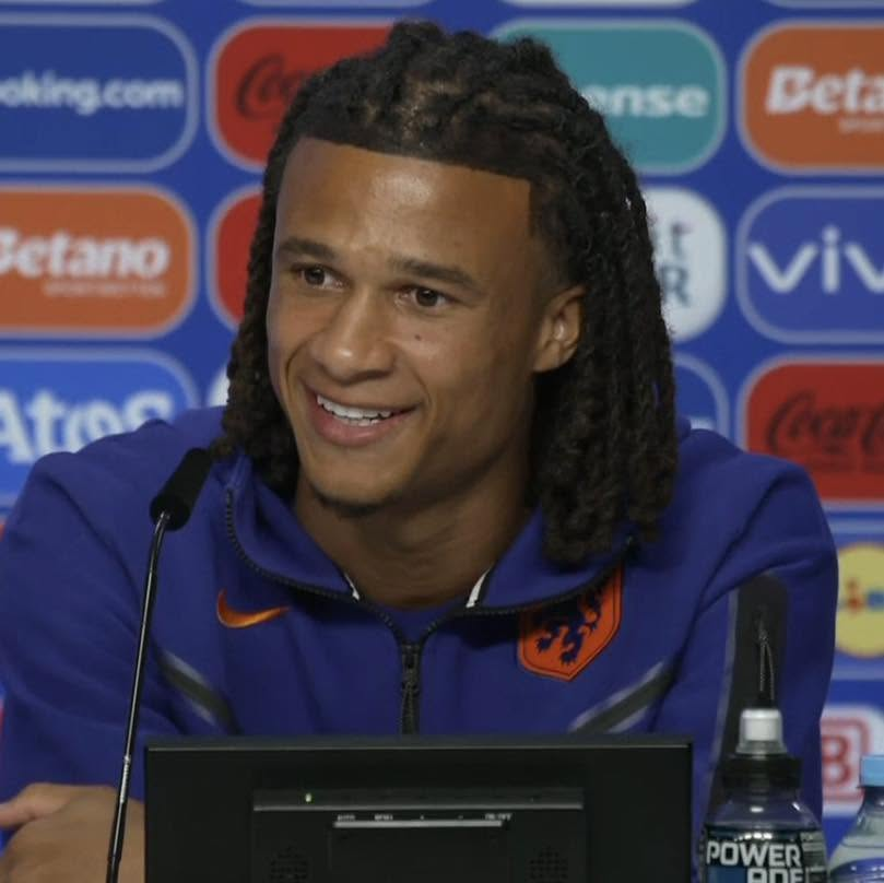 FTBLsection's tweet photo. Question: “The woke community didn't like that some fans went to the games as Ruud Gullit and painted their faces black, what do you think?”

Nathan Aké: “I don't see a problem. Can I be honest here? These topics are getting out of hand, we should be allowing things like this to happen. Ruud Gullit already said he finds it an honor too. Let's stop making a problem out of things like this.”

Huge respect to Ake 👏