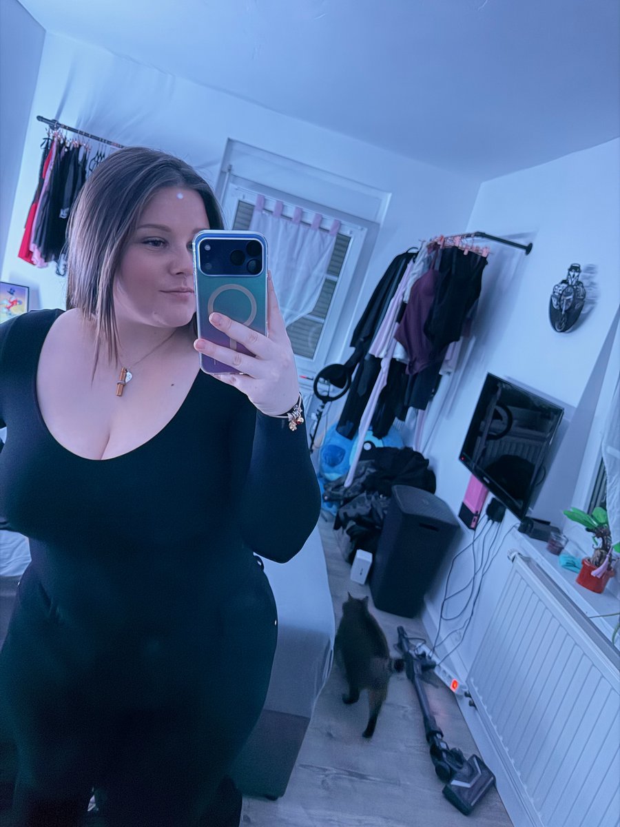 bigbabeboo's tweet photo. not to be flirty, but everytime a older man likes my pics I wanna stalk his profile 😊 https://t.co/406RNPWQ6Q