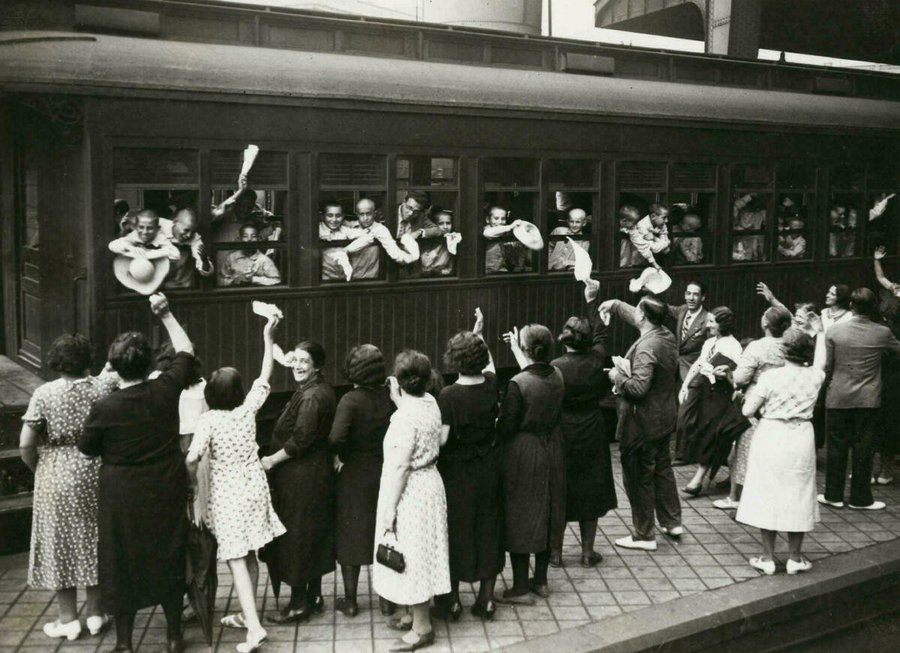 historiesdebcn's tweet photo. Nens marxant de colònies a l'estació de França, l'estiu de 1934.  

📷Pérez de Rozas / AFB https://t.co/iAWXmYMI4M