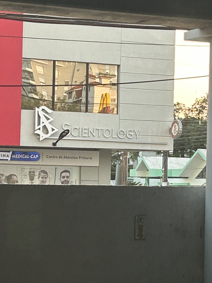 Freddyazouriiii's tweet photo. SCIENTOLOGY EN RD?!?!?!? https://t.co/S8ZA2GWgW8
