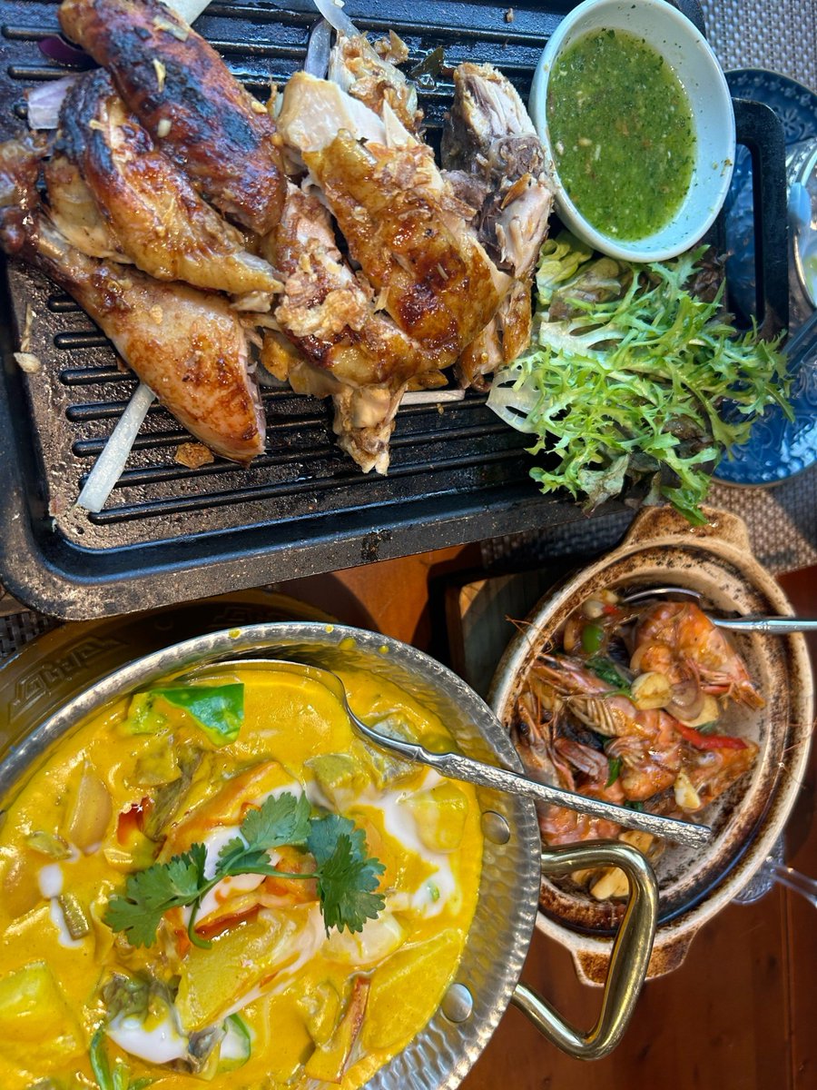 Sans_Error228's tweet photo. Craving sunny Southeast Asian flavors Try our lemongrass-infused green curry with grilled jackfruit—creamy, spicy, and vibrantly aromatic, a quick exotic pick-me-up for your week! https://t.co/Ha0Av4kigW