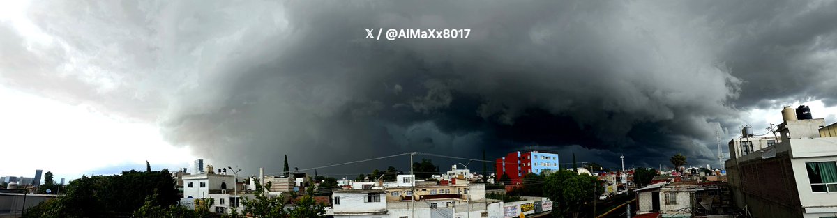 AlMaXx8017's tweet photo. ⛈️ Potencial nuevo #ShelfCloud captado hace unos minutos al sur de la ciudad de #Puebla.

De ser así, es el segundo que se forma y se avista en menos de una semana.

Núclro de #tormenta cubriendo gran parte del Valle de Puebla.

@SasslaClimaMx / @InfoMeteoro https://t.co/NtK0famJE7