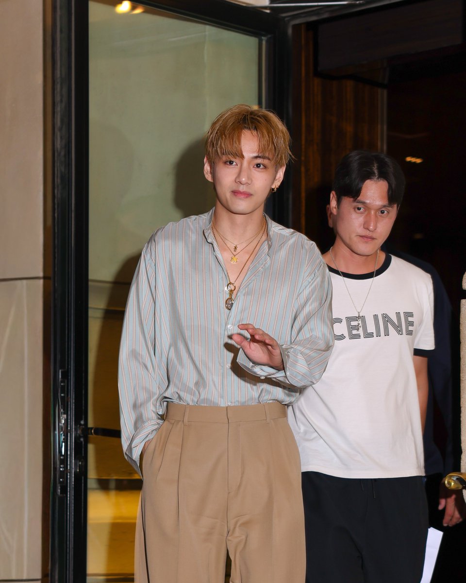 taeguide's tweet photo. [INFO] Paparazzi shots of Taehyung heading to Celine after party

#TAEHYUNGxCeline https://t.co/oDEE6J34cp