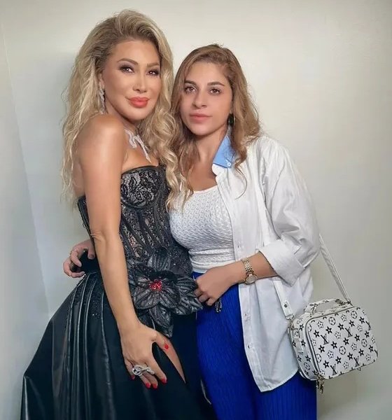 ZeinabRestum's tweet photo. مرقت سنين كلها نجاح، نجومية وجمال وعقبال الميّة سنة من الصحة، الجمال، النجاح، النجومية والحب.. كل سنة و انت حبيبة قلبي و غالية ع قلبي وكل سنة بحبك اكتر و اكتر وما بشوف نجمة غيرك و نجمة ذهبية ❤️
@NawalElZoghbi 
#نوال_الزغبي https://t.co/RLO20iDiZv