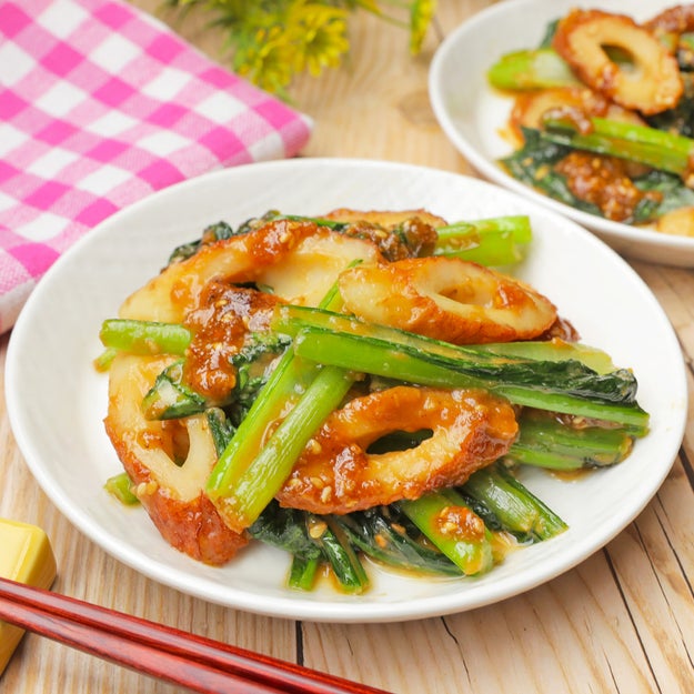 TastyJapan's tweet photo. 【ちくわがあったらコレ】副菜もおつまみも！手軽に作れる「ちくわレシピ」4選🥢😊

ちくわを使った簡単レシピ4品をご紹介します。小松菜と合わせたごまみそバター炒め、枝豆とクリームチーズで和える副菜、大葉とチーズをライスペーパーで包んだ揚げ焼きおつまみ、きゅうりと柚子胡椒ポン酢でさっぱり仕上げる和え物をラインナップ 🍀

詳しいレシピはリプ欄で⬇️