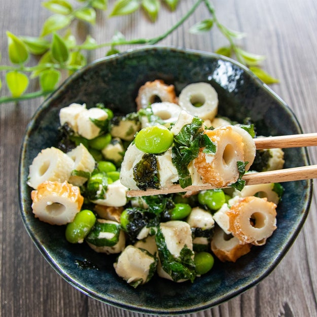 TastyJapan's tweet photo. 【ちくわがあったらコレ】副菜もおつまみも！手軽に作れる「ちくわレシピ」4選🥢😊

ちくわを使った簡単レシピ4品をご紹介します。小松菜と合わせたごまみそバター炒め、枝豆とクリームチーズで和える副菜、大葉とチーズをライスペーパーで包んだ揚げ焼きおつまみ、きゅうりと柚子胡椒ポン酢でさっぱり仕上げる和え物をラインナップ 🍀

詳しいレシピはリプ欄で⬇️