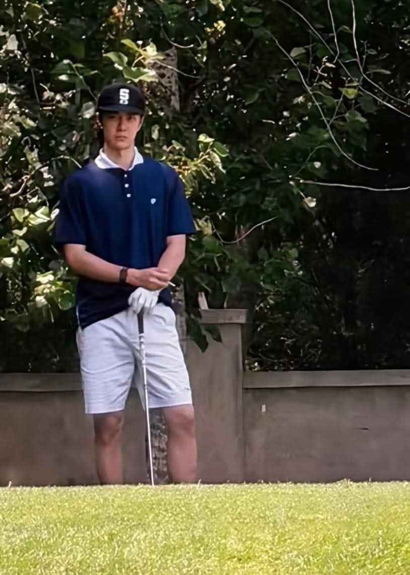 YiZhan_baby's tweet photo. What is this? 🤣 MTJJ insisted Yibo was playing golf in Beijing. So why is DragonTV saying it was in Shanghai?

So, to summarize:
🐰 stayed in Shanghai from the 25th to the night of the 27th.

🦁 was seen playing golf in Shanghai on the 27th.

That's it!!! 😌

#bjyxszd #yizhan https://t.co/f6HkAUPT7z