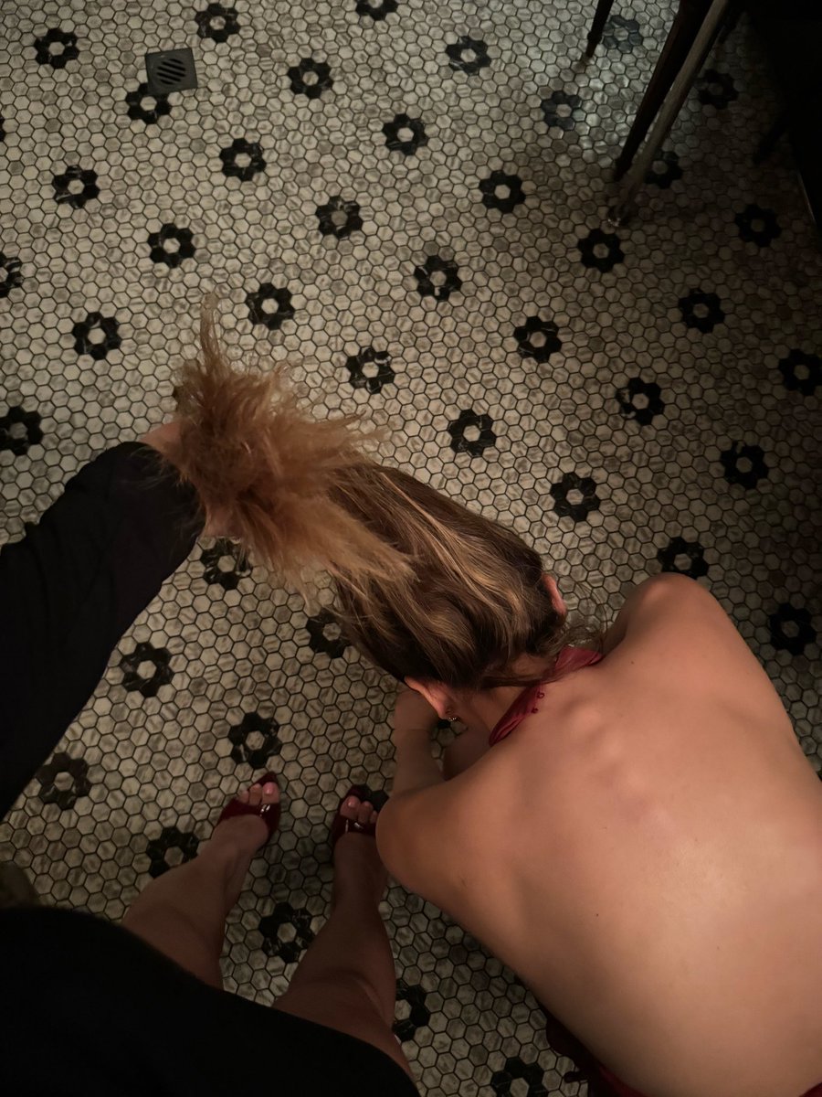 spoilgina's tweet photo. I met your girlfriend for drinks and she ended up on her knees, obviously https://t.co/Ri8tEgyyxz