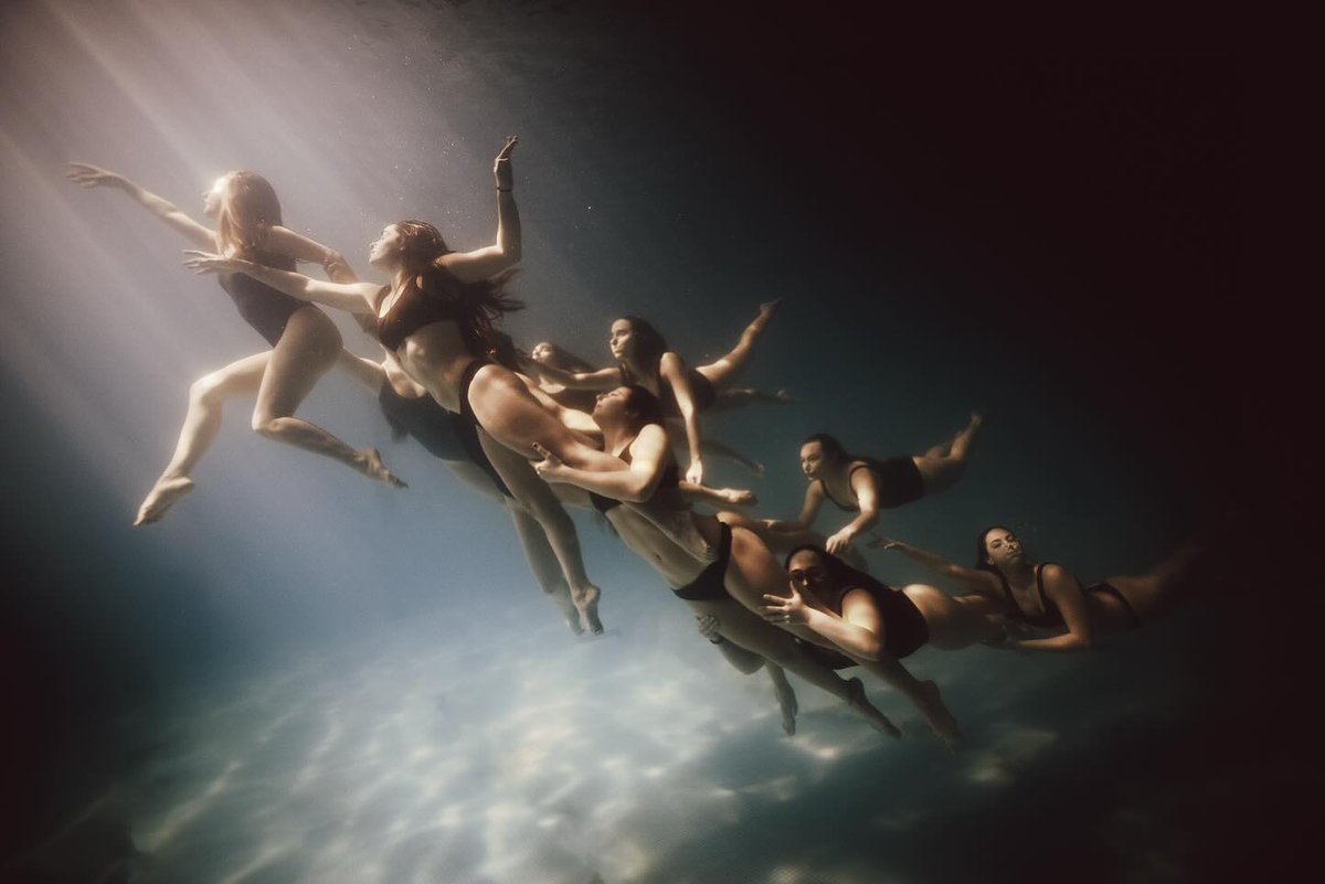 vvs00's tweet photo. Ayer, en una muestra, me encontré con esta obra de Delfina Pignatiello (ex nadadora olímpica). Me gustó mucho la imagen (me dijeron que es toma directa), sobre todo la idea de relacionarse con el agua de otra forma, lejos de las exigencias del alto rendimiento. https://t.co/cwo3NIzXcD