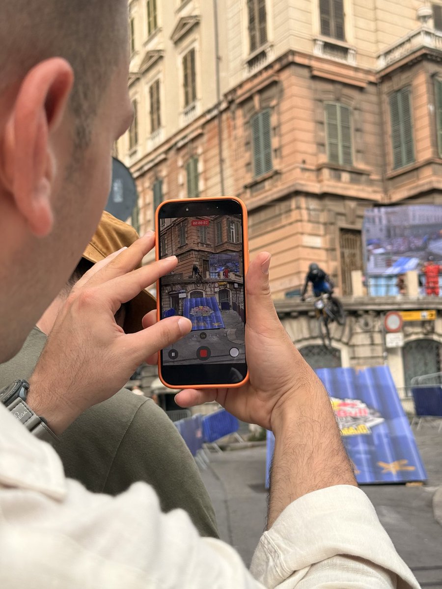 ComunediGenova's tweet photo. 🚲 Un weekend all’insegna dell’adrenalina con Red Bull Cerro Abajo!

Complimenti a tutti gli atleti per le emozioni e lo spettacolo lungo il percorso e congratulazioni a Roger Vieira per la vittoria! 👏 https://t.co/anJswTqG1M