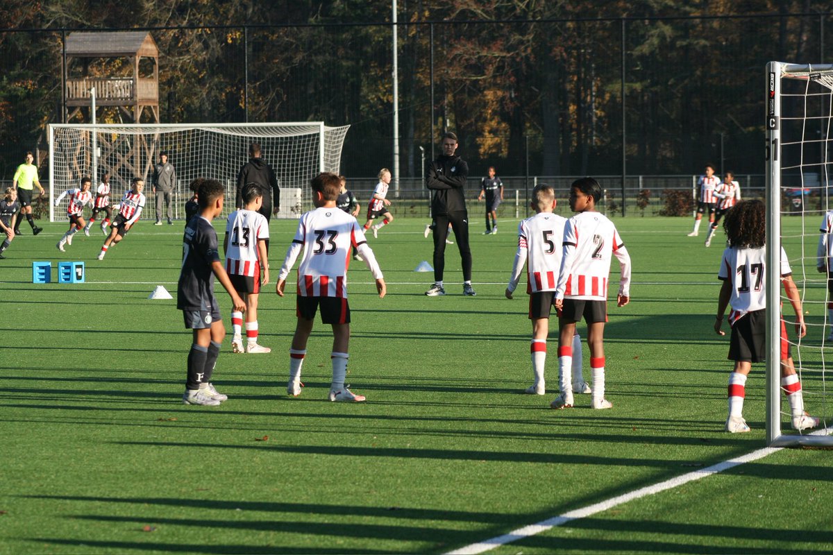 a_stapel's tweet photo. 25/26 ✔️

Ik kijk terug op een waardevol eerste seizoen bij PSV. Als assistent-trainer was ik betrokken bij alle lichtingen in de onderbouw, kreeg ik de kans om zelf wedstrijden te coachen en ging ik naar acht toernooien in het buitenland. https://t.co/wuI8UxtIWw