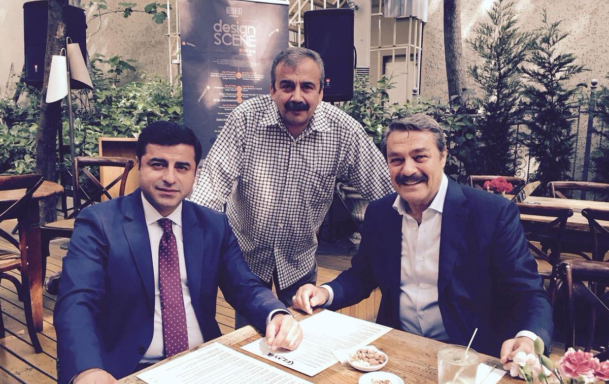 Denizaltnts1923's tweet photo. Emperyalizmin kucağında SOLCULUK VE MİLLİYETÇİLİK OYNAMAK! 
Pervin ablanın kızı rioda şanzelizede,  oğlu lüx arabalarda, Sırrı abinin kızı Alaçatı da gününü gün ederken, gariban kürt çocuğu 40 derecede çapa yapıyor!
Hangi bölücü hangi Türk milliyetçisine rahmet diledi+++ https://t.co/uw7Sqb8GnA