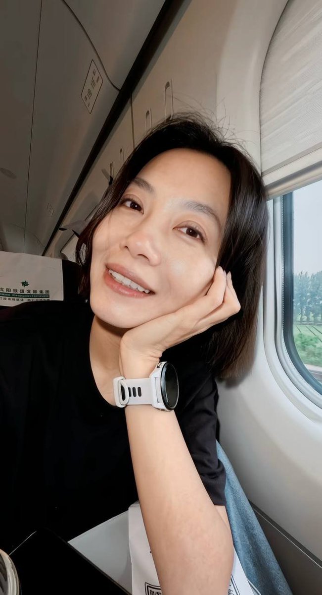 AmandaBank13896's tweet photo. 35岁的老师，早已放弃讨好任何人，长相普通日子平淡，非要有人搭讪才算有魅力吗？ https://t.co/iFZQa7zoh1